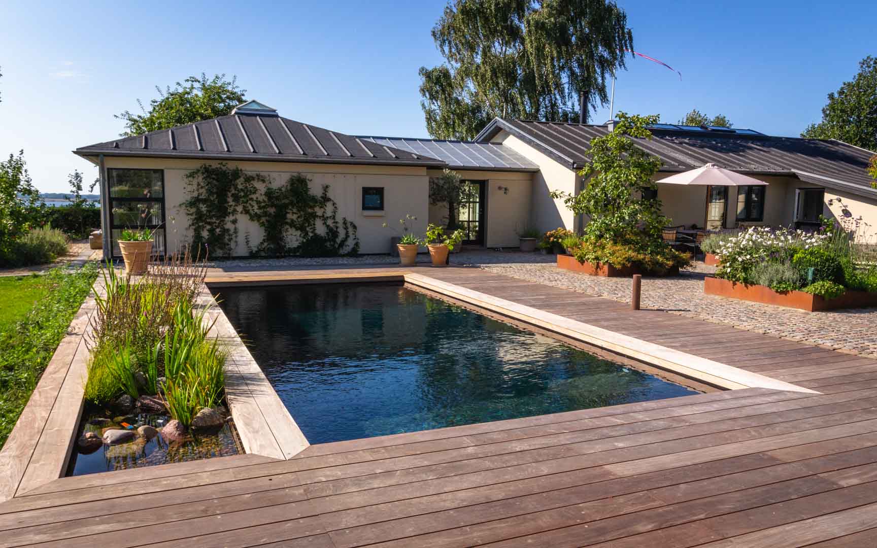 Integration af spa og pool med træterrasser: Luksus udeområder