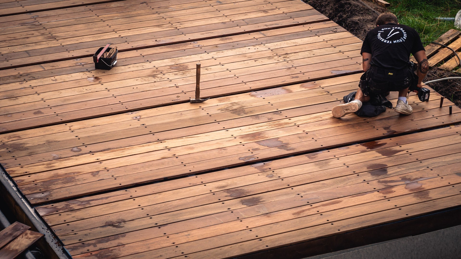 Komposit vs træ til terrasser: Hvad skal du vælge?