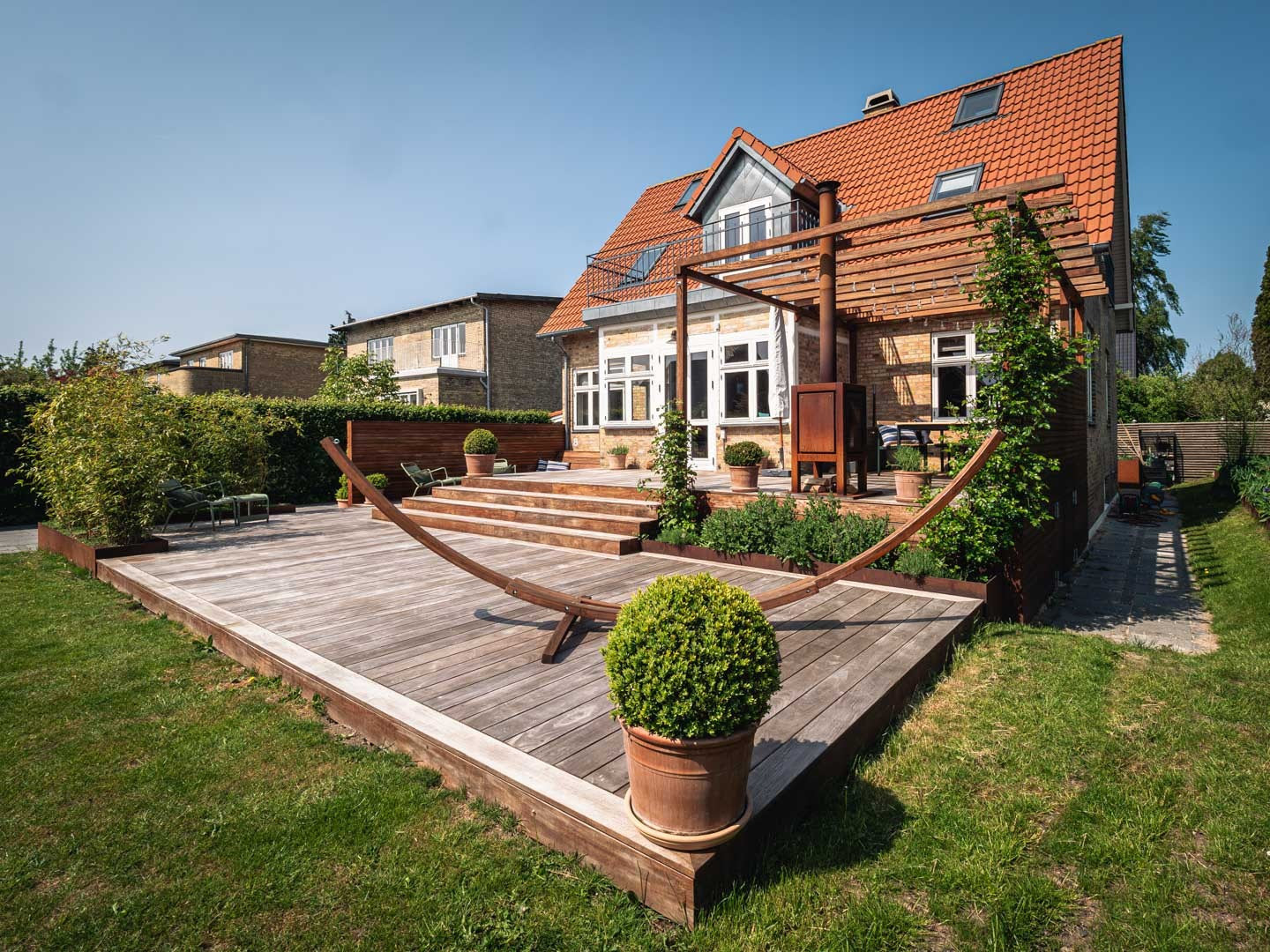 Solafskærmning på terrassen med en integreret pergola