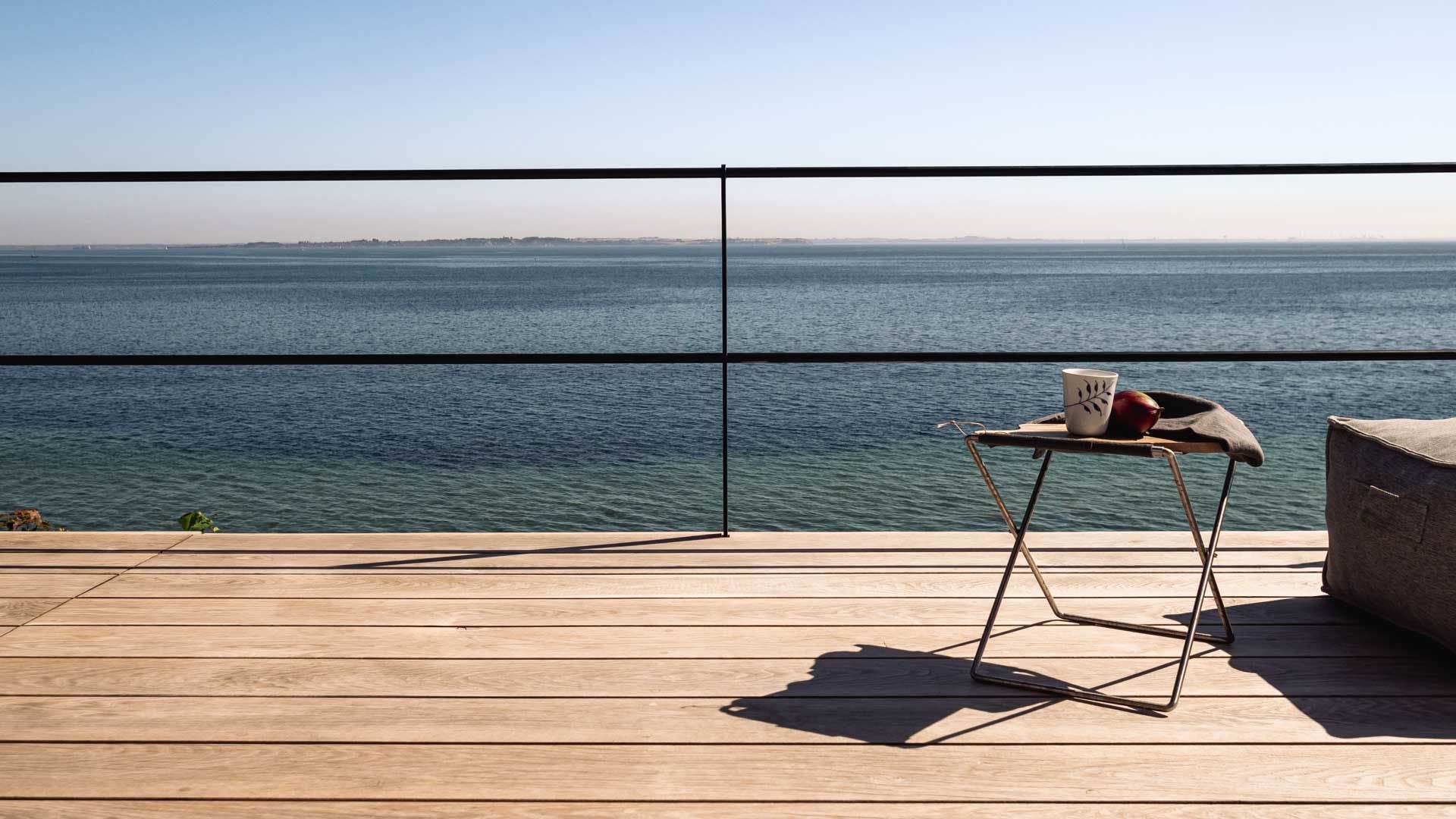 Terrasse i egetræ med udsigt over Øresund