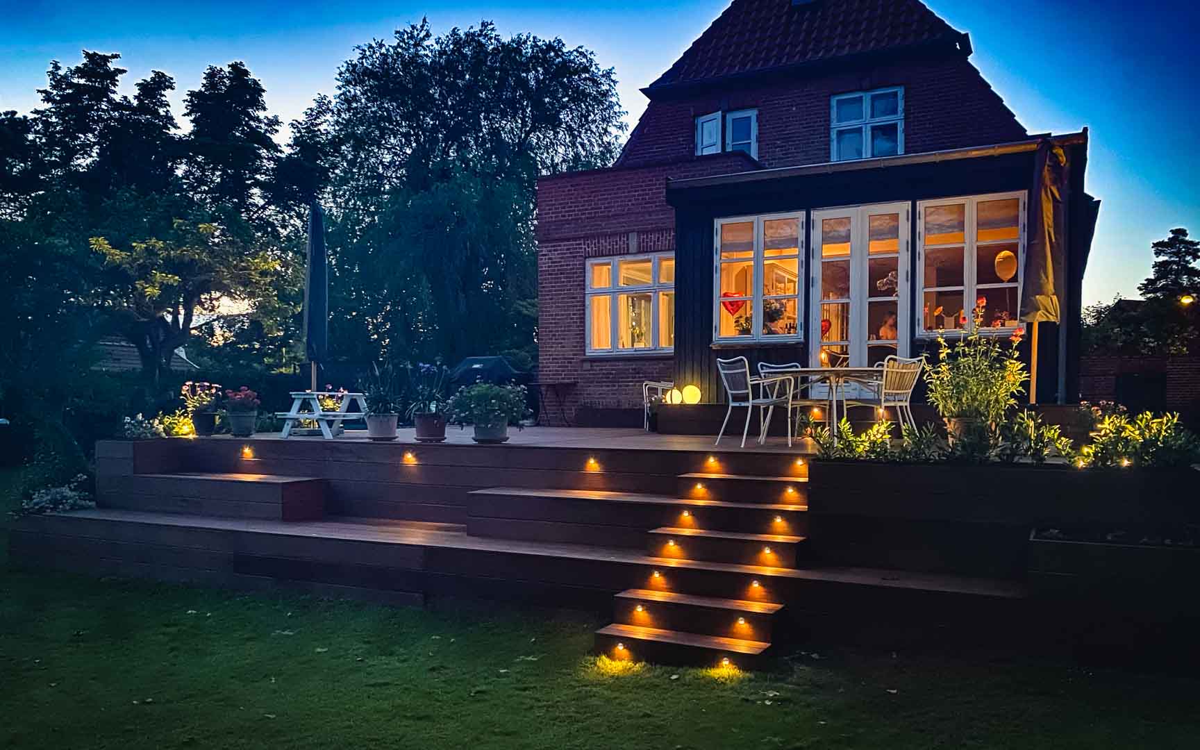 112 m2 terrasse med plantekasser, spanske trapper og lysspots i Vedbæk