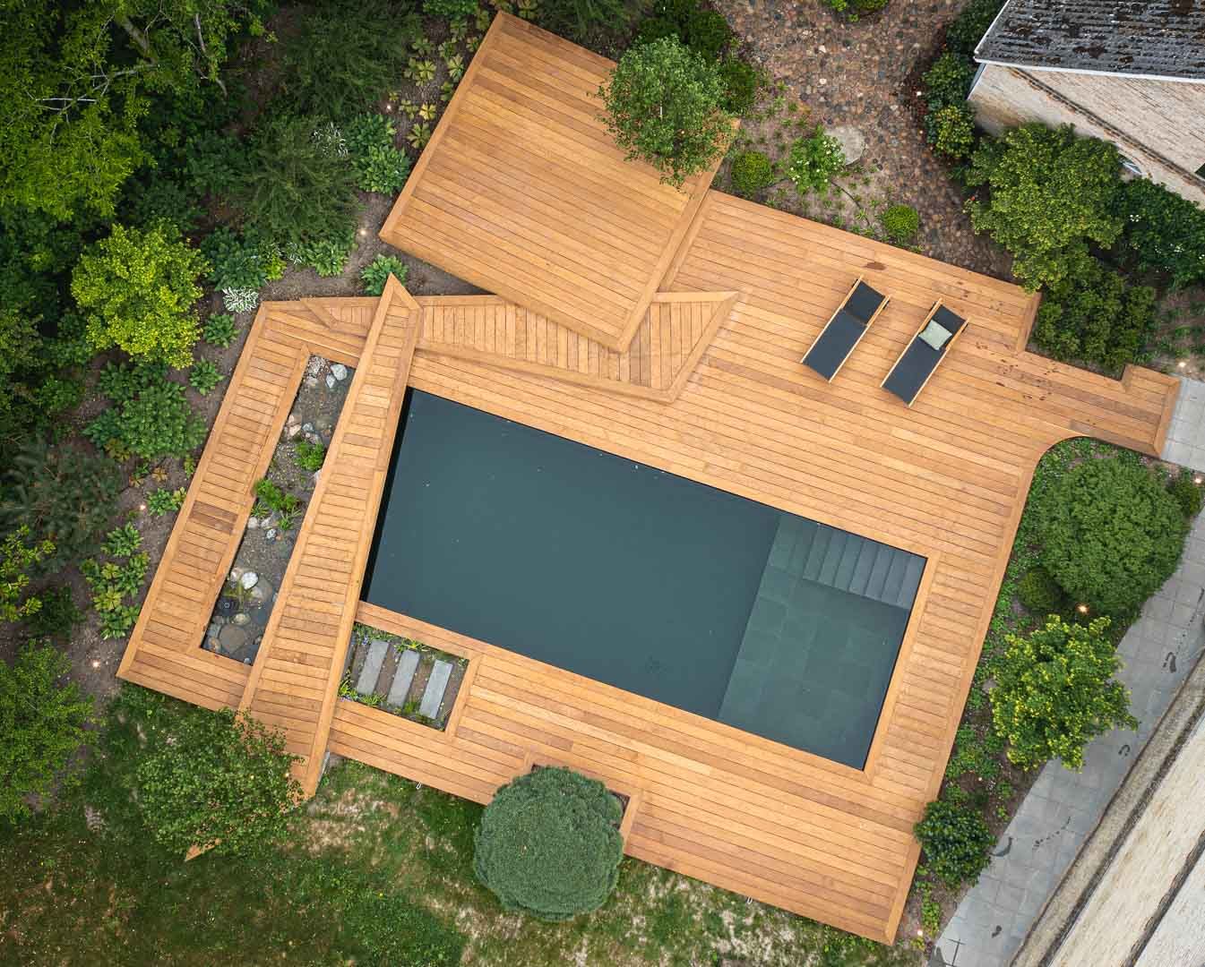 Unik træterrasse på 162 m2 i Farum med opvarmet svømmesø.