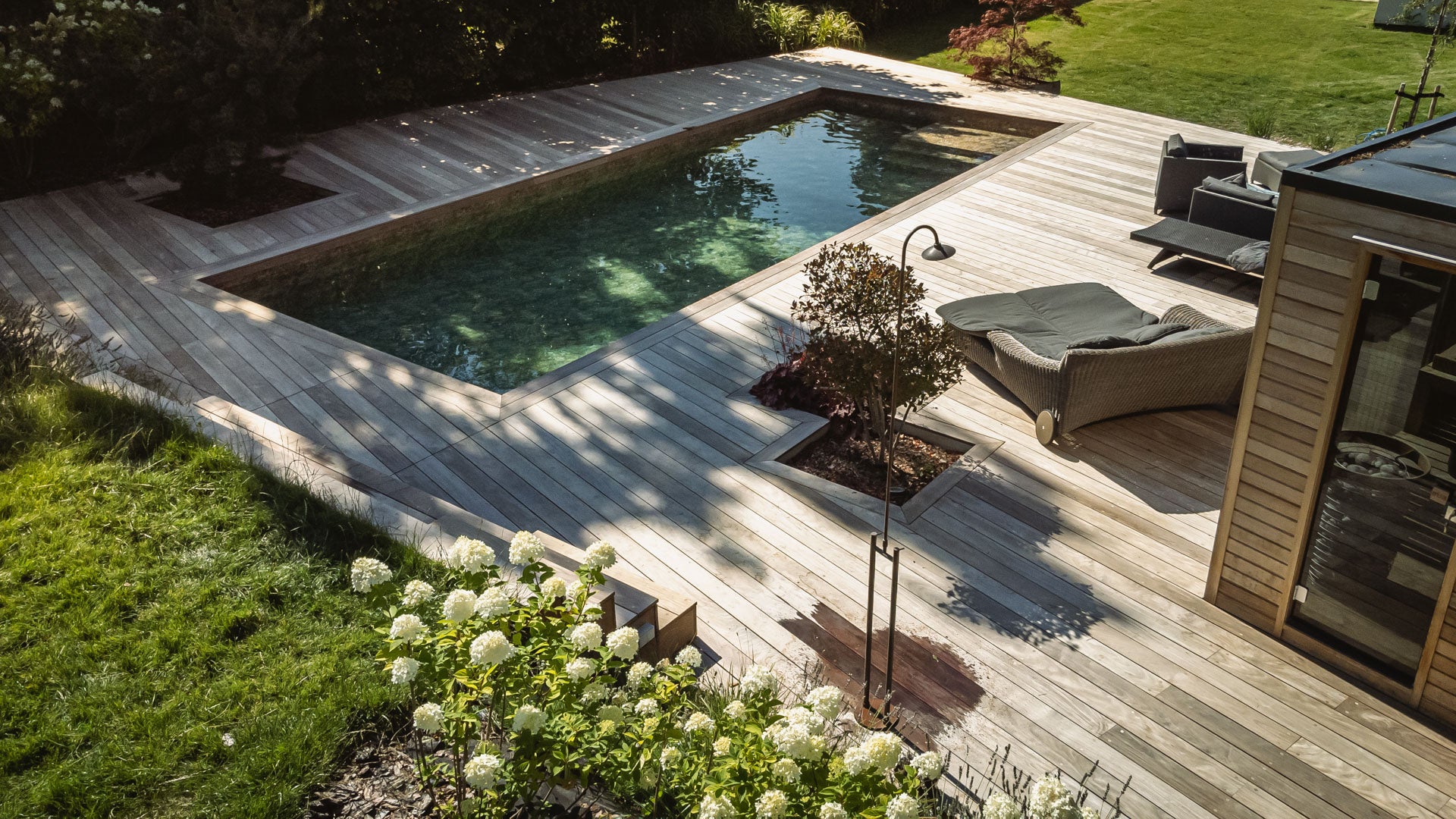 Terrasse i ipé omkring pool med sauna i Vedbæk