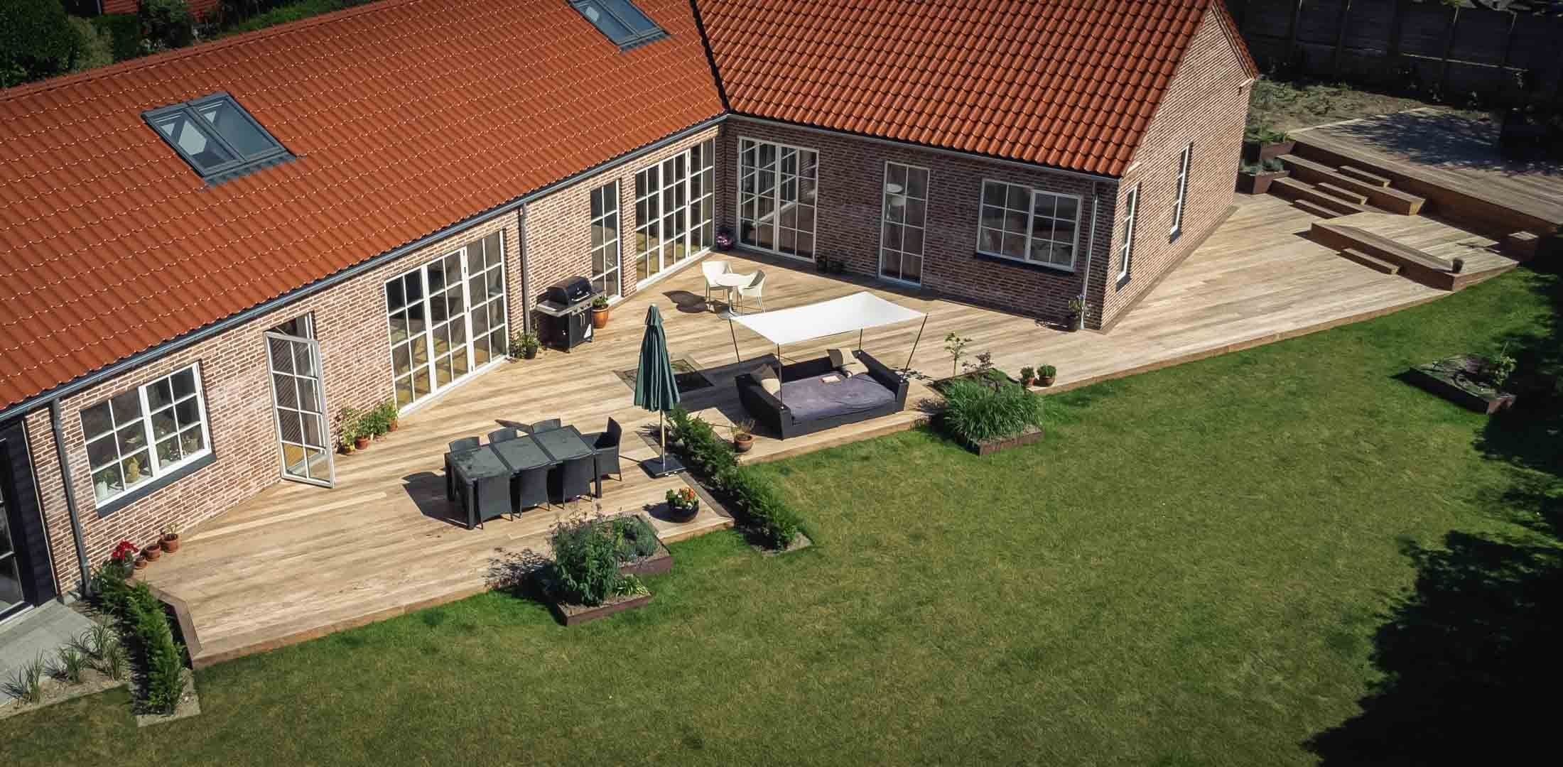 Se vores terrasse med sol lounge i Vedbæk | Kun Terrasser