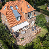 61 m² hævet træterrasse med krydsværn og tidløse detaljer på Frederiksberg