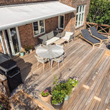 61 m² hævet træterrasse med krydsværn og tidløse detaljer på Frederiksberg