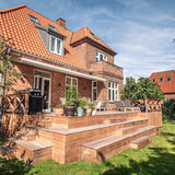 61 m² hævet træterrasse med krydsværn og tidløse detaljer på Frederiksberg