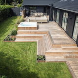 97 m² terrasse med plantekasser, spa og markise i Nordsjælland