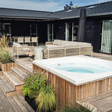 97 m² terrasse med plantekasser, spa og markise i Nordsjælland