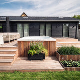 97 m² terrasse med plantekasser, spa og markise i Nordsjælland
