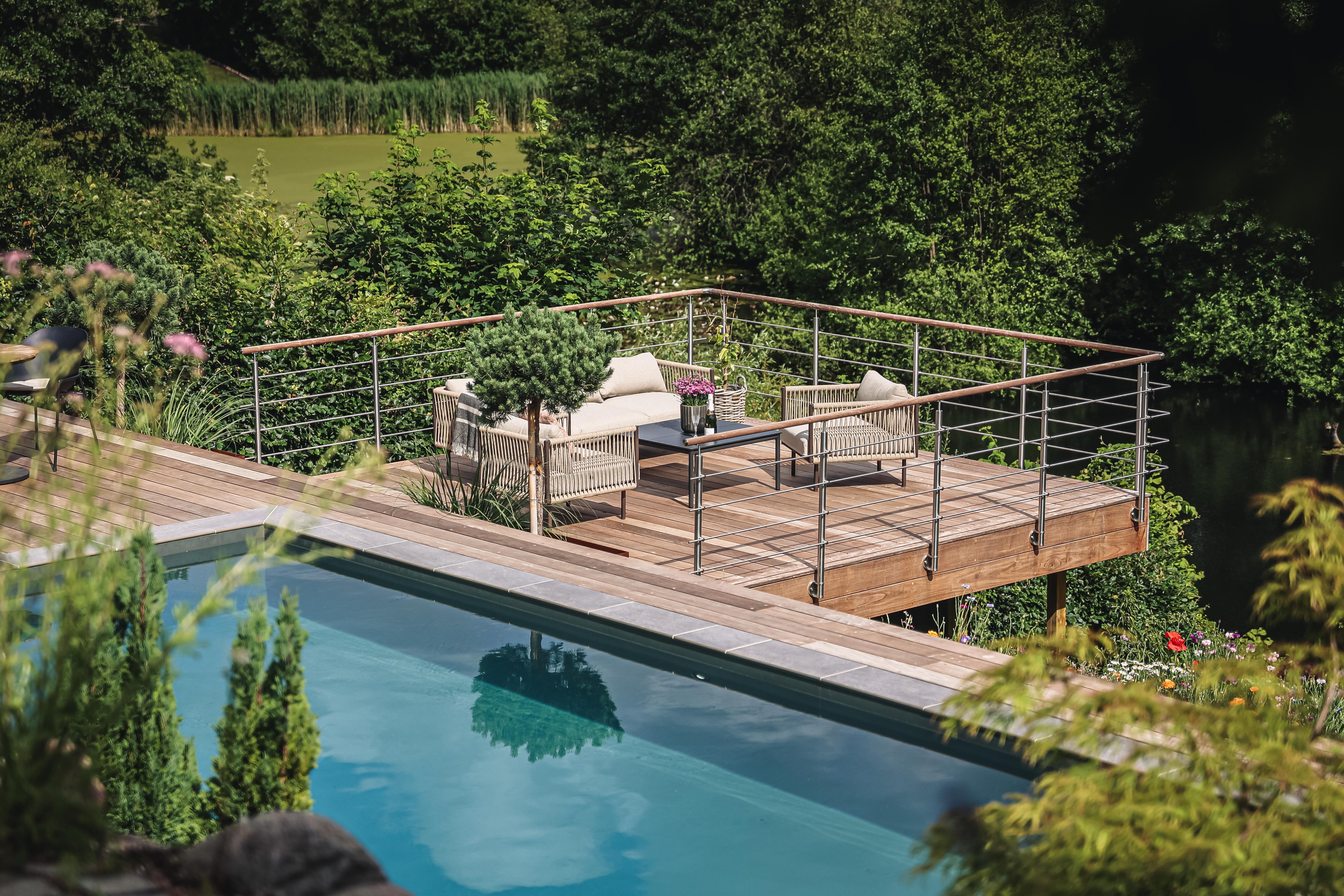 Ipéterrasse omkring pool