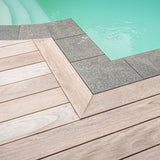 240 m2 ipé-terrasse rundt om poolen i Hillerød