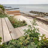 Eksklusiv kystterrasse med skulpturelle trappeforløb