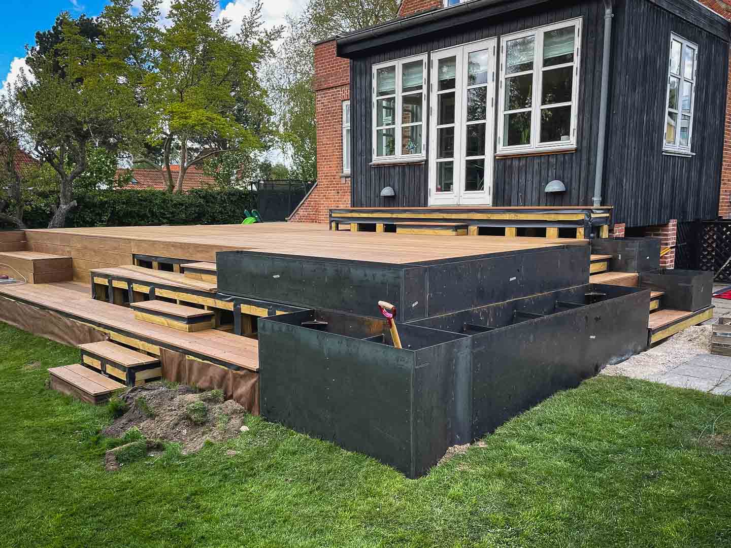 Plantekasser i cortenstål monteret i terrasse i Vedbæk