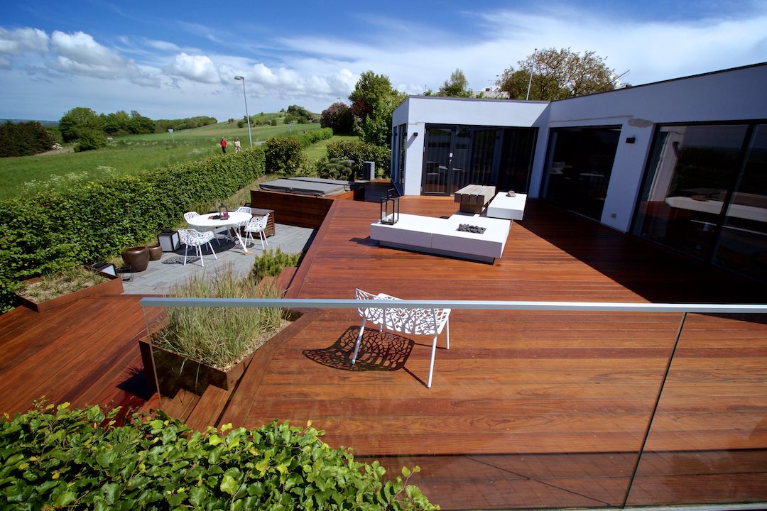 Terrasse, i friskolieret ipé, designet af Designhaver i Odsherred
